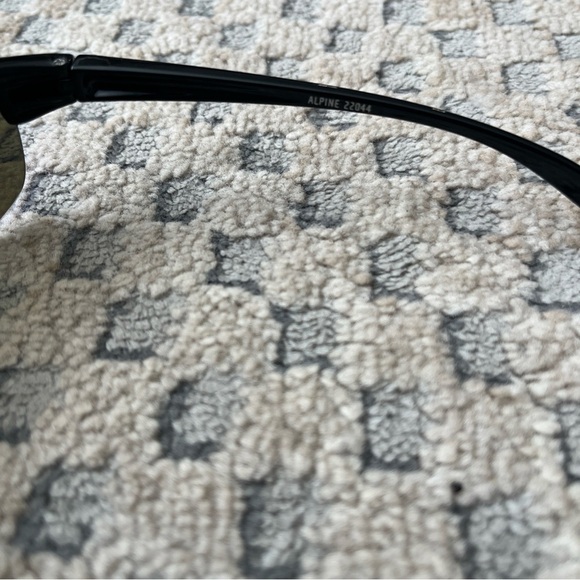 ONE Alpine 22044 Sunglasses Black w/ Greenish Polarized Lenses - Used - Picture 4 of 7